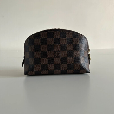 LOUIS VUITTON POCHETTE COSMETIQUE PM EN TOILE DAMIER EBEN. LUXE D'OCCASION PAS CHER. LUXE DE SECONDE MAIN AUTHENTIQUE AVEC CERTIFICAT ENTRUPY