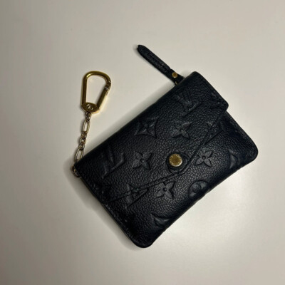 LOUIS VUITTON POCHETTE CLES EN CUIR MONOGRAM EMPREINTE NOIR. LUXE DE SECONDE MAIN AUTHENTIQUE CERTIFICAT D'AUTHENTICITE ENTRUPY. LUXE D'OCCASION PAS CHER