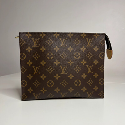 LOUIS VUITTON POCHE TOILETTE 26 MONOGRAM NEUF FULL SET. SAC DE LUXE D'OCCASION PAS CHER. LUXE DE SECONDE MAIN AUTHENTIQUE CERTIFICAT D'AUTHENTICITE ENTRUPY