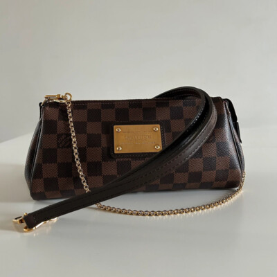 LOUIS VUITTON POCHETTE EVA EN TOILE DAMIER EBENE. SAC DE LUXE DE SECONDE MAIN AUTHENTIQUE. SAC D'OCCASION PAS CHER CERTIFICAT D'AUTHENTICITE ENTRUPY