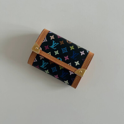 LOUIS VUITTON PORTEFEUILLE MONOGRAM MULTICOLORE MURAKAMI TAKASHI. LUXE DE SECONDE MAIN AUTHENTIQUE ENTRUPY. LUXE D'OCCASION PAS CHER.