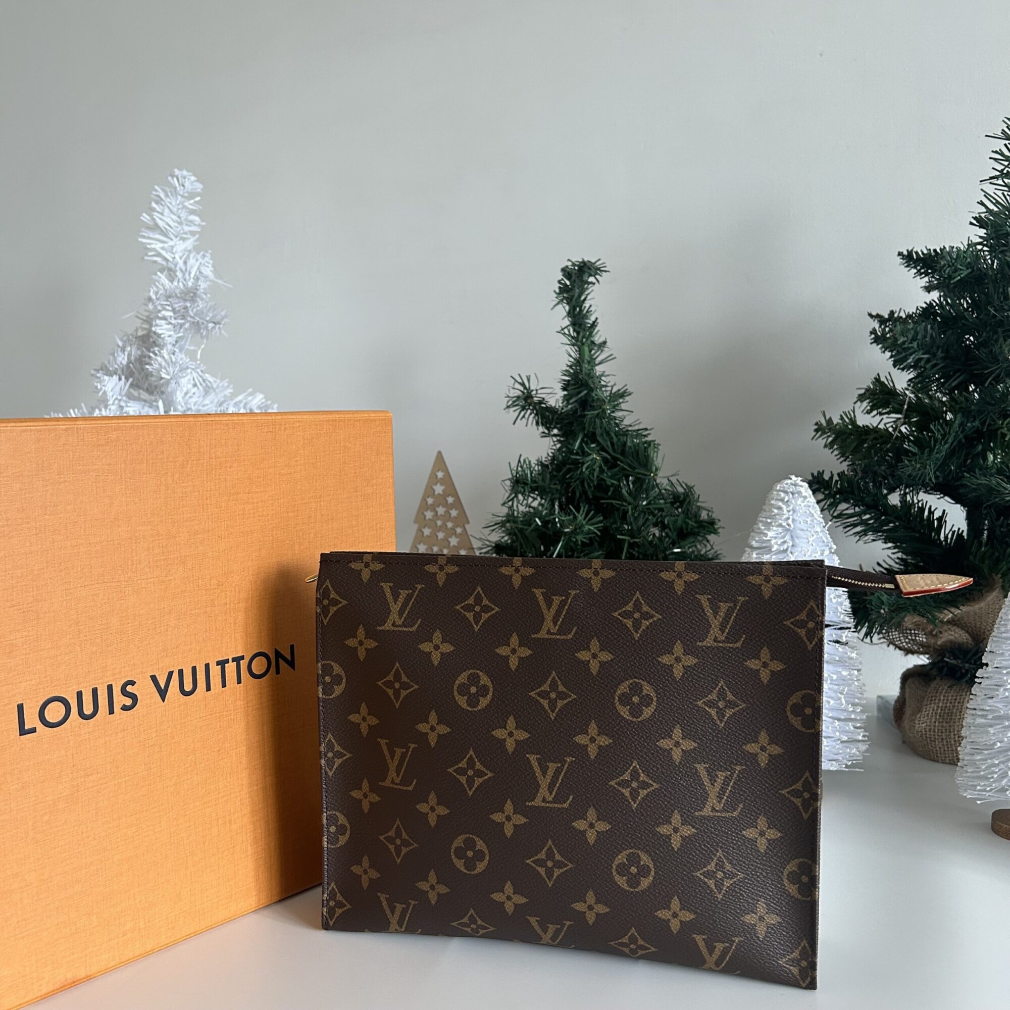 LOUIS VUITTON POCHE TOILETTE 26 MONOGRAM NEUF FULL SET. LUXE DE SECONDE MAIN AUTHENTIQUE CERTIFICAT D'AUTHENTICITE ENTRUPY. SAC DE LUXE D'OCCASION PAS CHER.