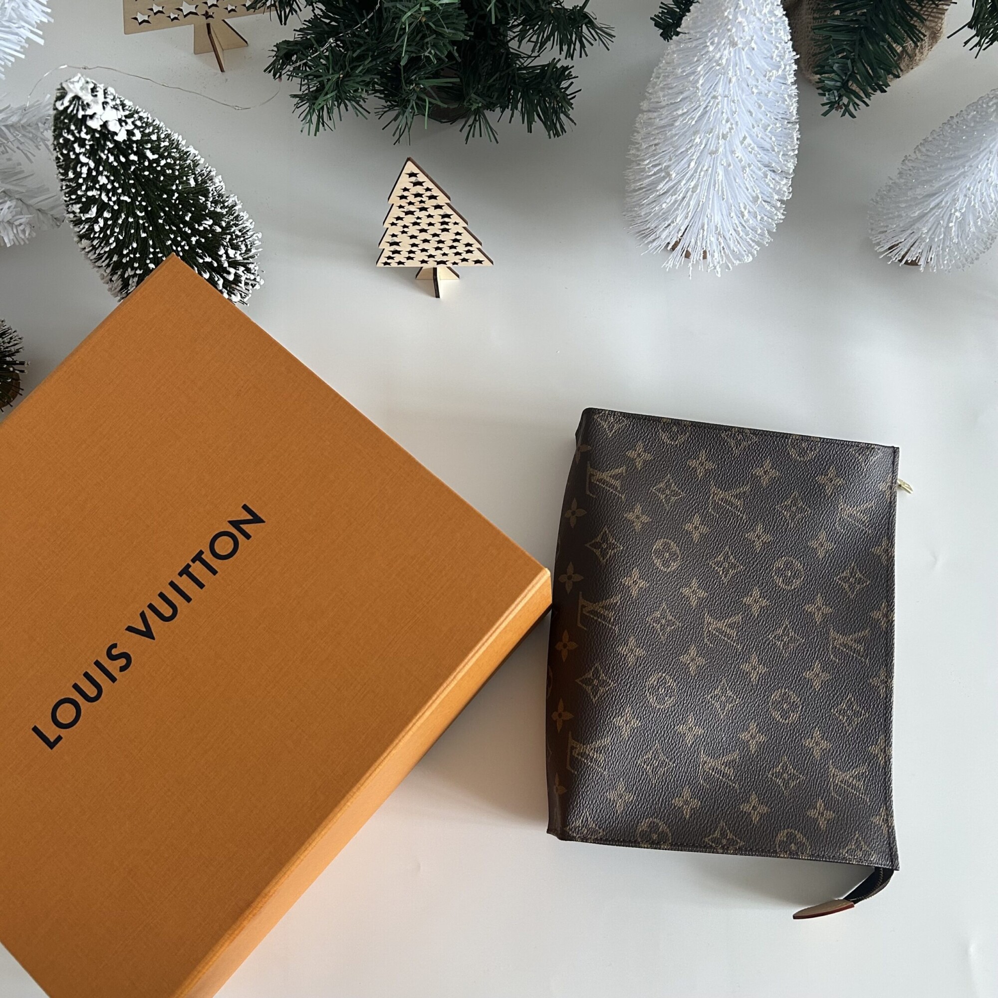 LOUIS VUITTON POCHE TOILETTE 26 MONOGRAM NEUF FULL SET. LUXE DE SECONDE MAIN AUTHENTIQUE CERTIFICAT D'AUTHENTICITE ENTRUPY. SAC DE LUXE D'OCCASION PAS CHER.