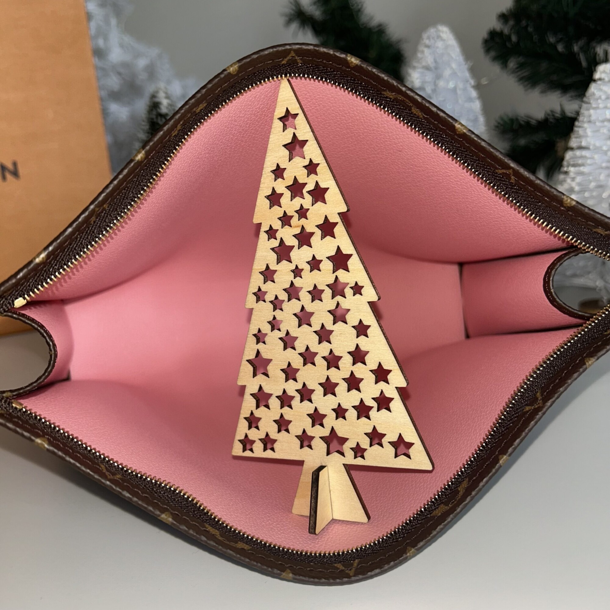 LOUIS VUITTON POCHE TOILETTE 26 MONOGRAM NEUF FULL SET. LUXE DE SECONDE MAIN AUTHENTIQUE CERTIFICAT D'AUTHENTICITE ENTRUPY. SAC DE LUXE D'OCCASION PAS CHER.