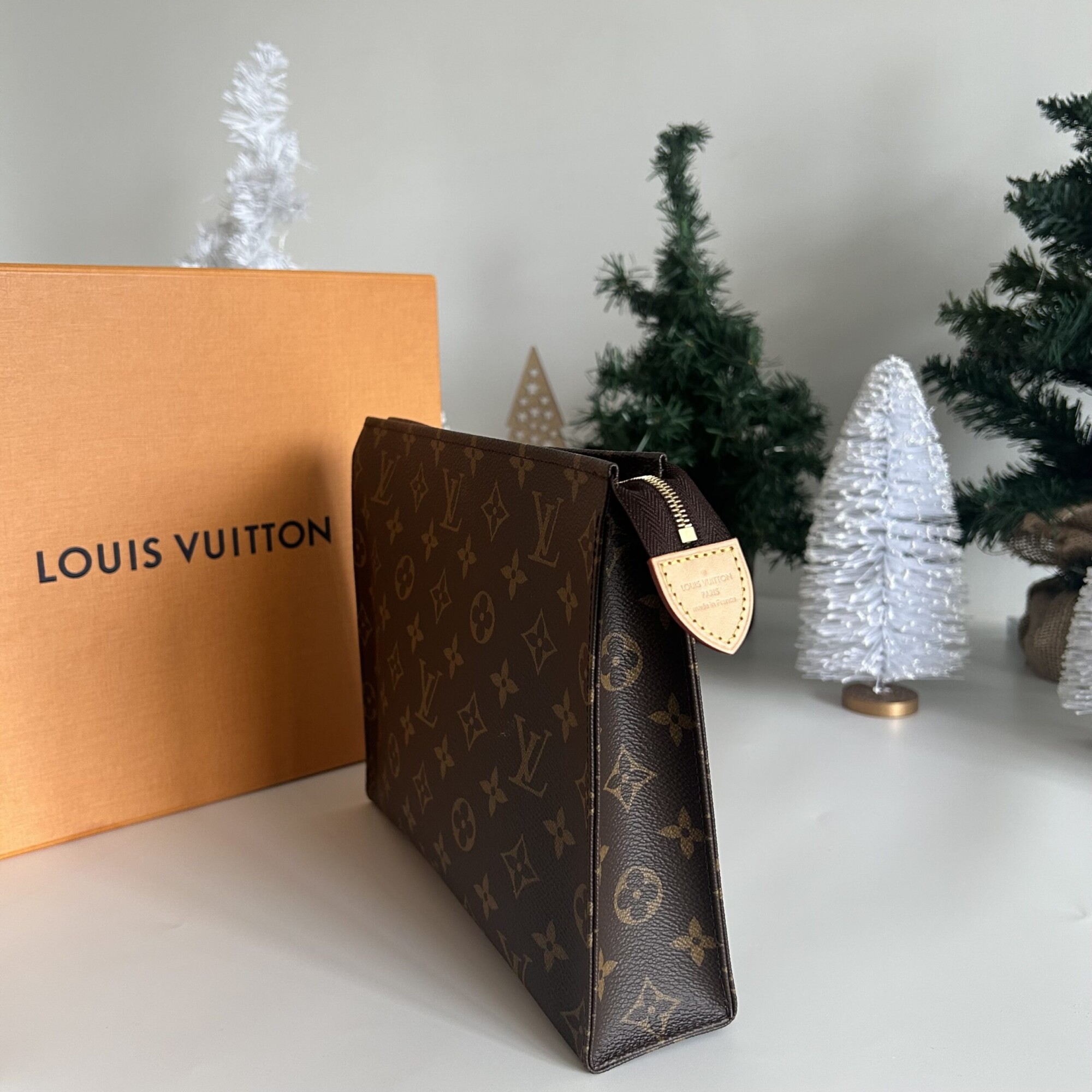 LOUIS VUITTON POCHE TOILETTE 26 MONOGRAM NEUF FULL SET. LUXE DE SECONDE MAIN AUTHENTIQUE CERTIFICAT D'AUTHENTICITE ENTRUPY. SAC DE LUXE D'OCCASION PAS CHER.