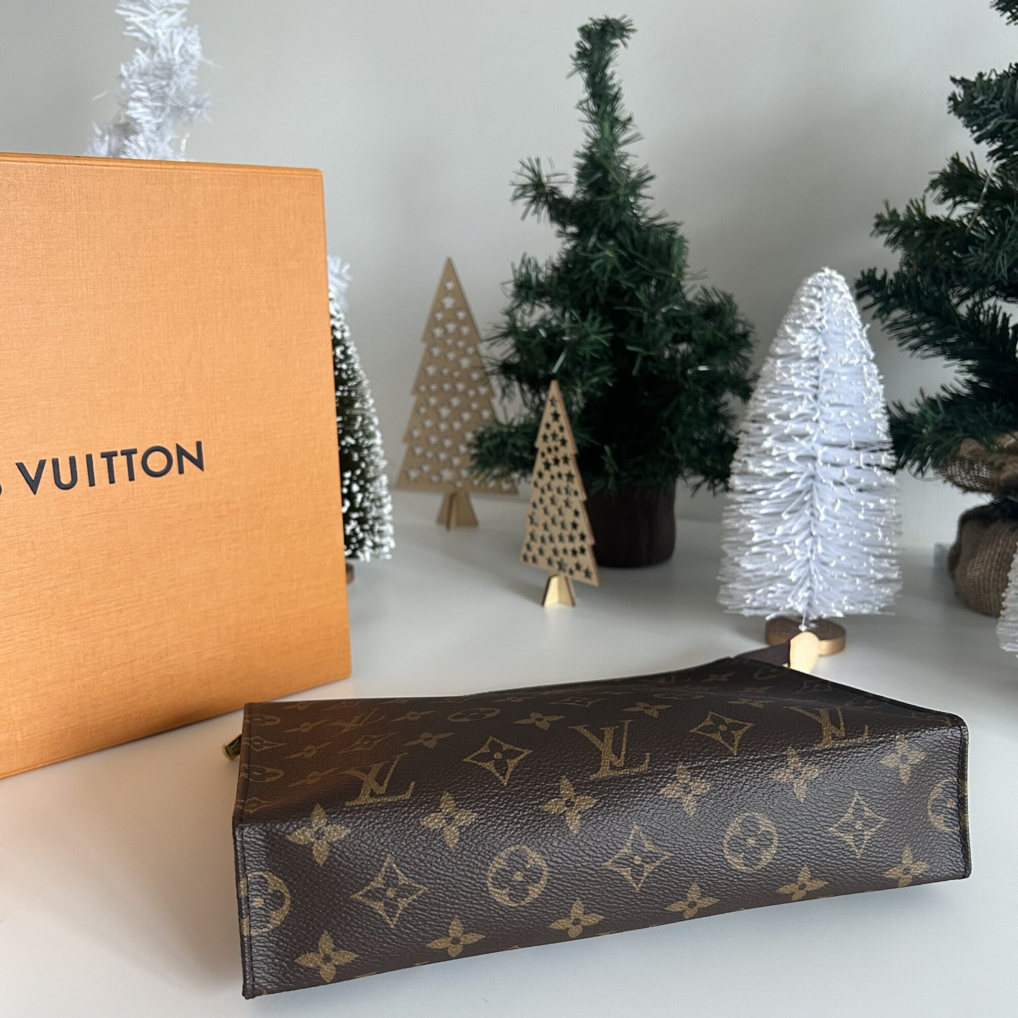 LOUIS VUITTON POCHE TOILETTE 26 MONOGRAM NEUF FULL SET. LUXE DE SECONDE MAIN AUTHENTIQUE CERTIFICAT D'AUTHENTICITE ENTRUPY. SAC DE LUXE D'OCCASION PAS CHER.
