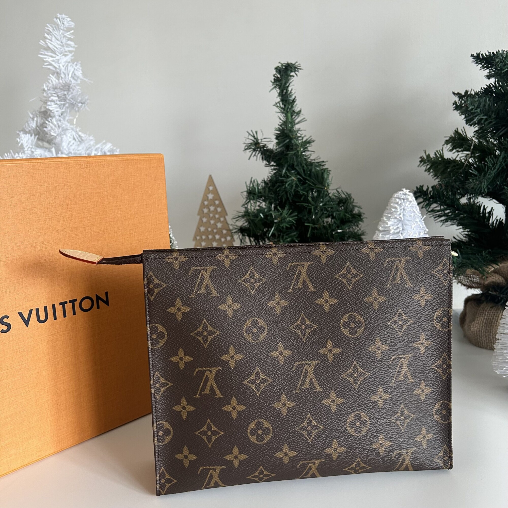 LOUIS VUITTON POCHE TOILETTE 26 MONOGRAM NEUF FULL SET. LUXE DE SECONDE MAIN AUTHENTIQUE CERTIFICAT D'AUTHENTICITE ENTRUPY. SAC DE LUXE D'OCCASION PAS CHER.