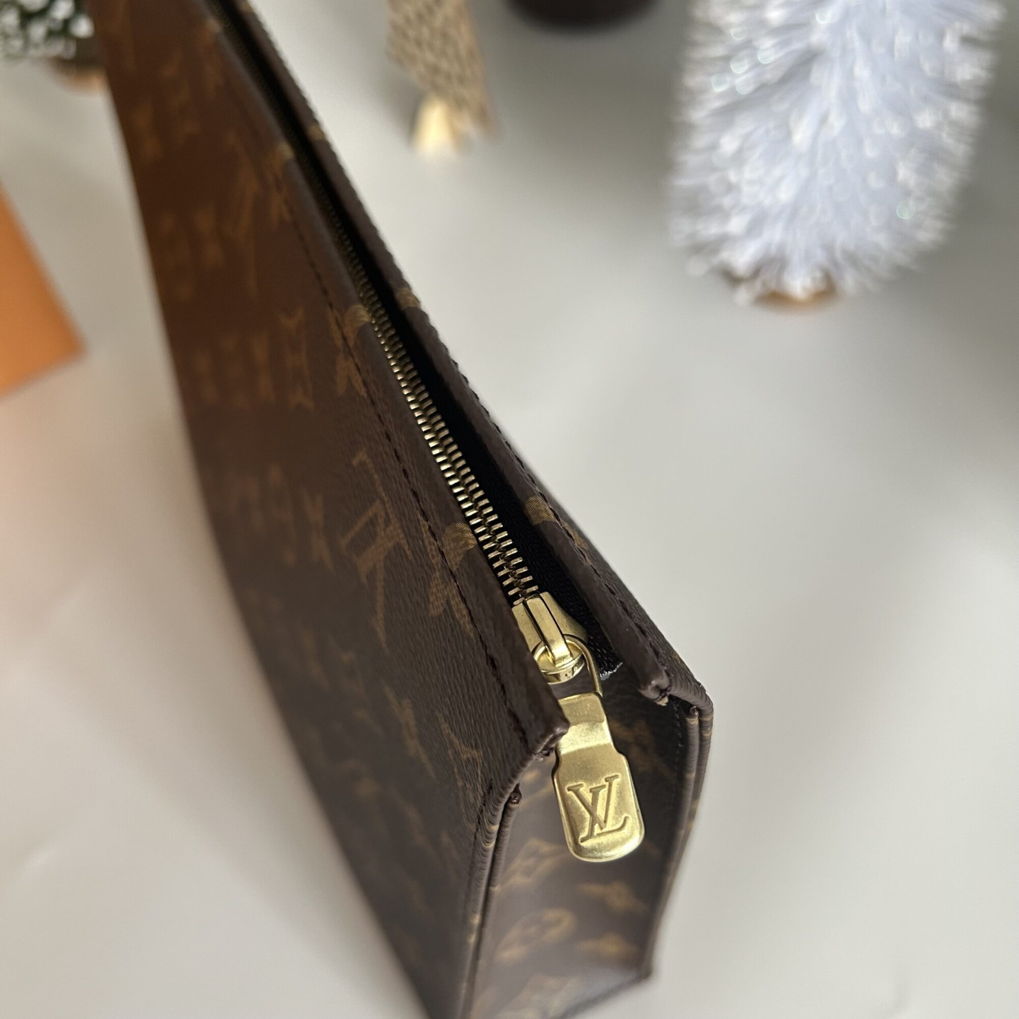 LOUIS VUITTON POCHE TOILETTE 26 MONOGRAM NEUF FULL SET. LUXE DE SECONDE MAIN AUTHENTIQUE CERTIFICAT D'AUTHENTICITE ENTRUPY. SAC DE LUXE D'OCCASION PAS CHER.