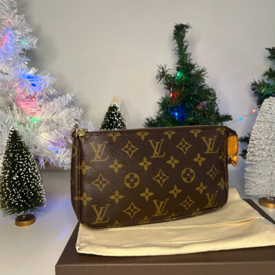 LOUIS VUITTON POCHETTE ACCESSOIRE MONOGRAM VINTAGE. LUXE DE SECONDE MAIN AUTHENTIQUE. SAC DE LUXE D'OCCASION PAS CHER. CERTIFICAT D'AUTHENTICITE ENTRUPY