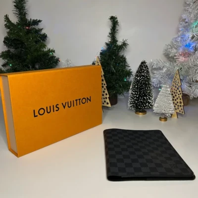 Louis Vuitton couverture pour agenda de bureau damier graphite. LUXE DE SECONDE MAIN AUTHENTIQUE