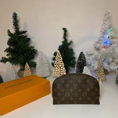 Louis Vuitton pochette cosmétique MM MONOGRAM. Luxe de seconde main authentique. Trousse louis vuitton full set