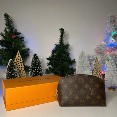 Louis Vuitton pochette cosmétique PM MONOGRAM. Luxe de seconde main authentique.