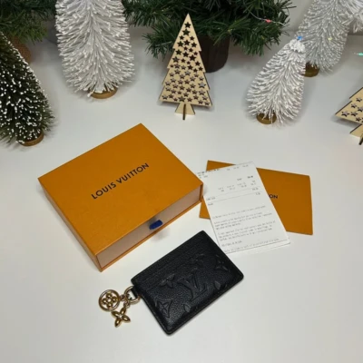 LOUIS VUITTON Porte-cartes charm empreinte monogram noir. LUXE DE SECONDE MAIN AUTHENTIQUE FULL SET
