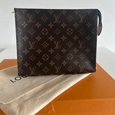 LOUIS VUITTON POCHE TOILETTE 26 MONOGRAM NEUF FULL SET. LUXE DE SECONDE MAIN AUTHENTIQUE CERTIFICAT D'AUTHENTICITE ENTRUPY. SAC DE LUXE D'OCCASION PAS CHER.