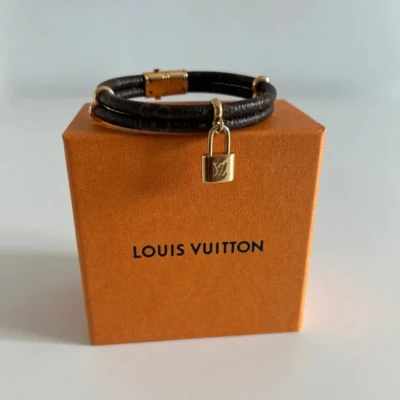 Louis Vuitton bracelet keep it twice monogram. bijoux de luxe de seconde main authentique