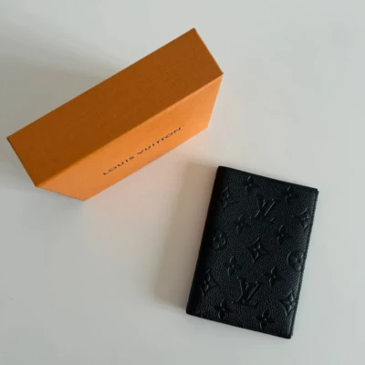 Louis Vuitton couverture pour passeport en cuir MONOGRAM EMPREINTE noir. LUXE DE SECONDE MAIN AUTHENTIQUE