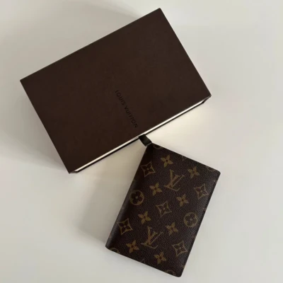 Louis Vuitton porte-cartes vintage en toile monogram. LUXE DE SECONDE MAIN AUTHENTIQUE