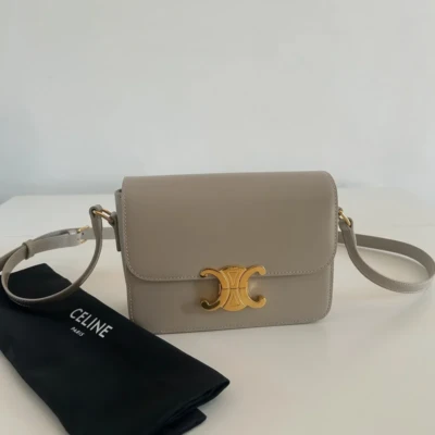 Sac céline triomphe teen en cuir de veau tan couleur bronze. Sac de luxe de seconde main authentique. Sac d'occasion pas cher certificat d'authenticité entrupy