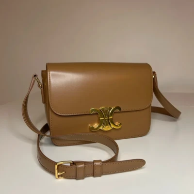 Sac céline triomphe teen en cuir de veau tan couleur bronze. Sac de luxe de seconde main authentique. Sac d'occasion pas cher certificat d'authenticité entrupy