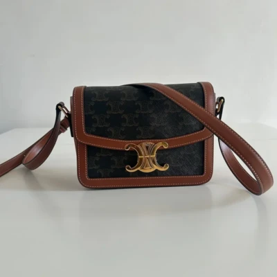 Celine sac triomphe teen en toile triomphe et cuir de veau. Sac de luxe de seconde main authentique. Sac d'occasion pas cher certificat d'authenticité entrupy