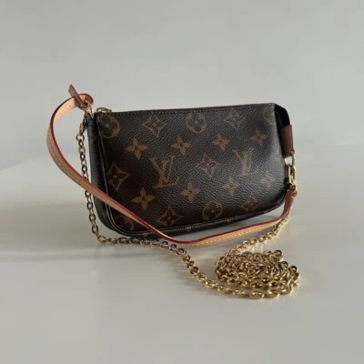 Louis Vuitton pochette accessoires médium monogram. Sac de luxe de seconde main authentique. Sac d'occasion pas cher certificat d'authenticité entrupy