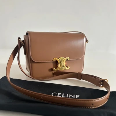 Sac céline triomphe teen en cuir de veau tan couleur bronze. Sac de luxe de seconde main authentique. Sac d'occasion pas cher certificat d'authenticité entrupy
