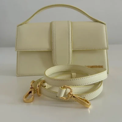 Jacquemus sac le grand bambino en cuir jaune pâle. SAC DE LUXE DE SECONDE MAIN AUTHENTIQUE CERTIFICAT D'AUTHENTICITE ENTRUPY. SAC DE LUXE D'OCCASION PAS CHER