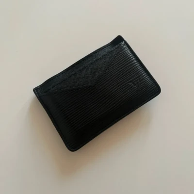Louis Vuitton porte-cartes recto verso en cuir noir. SAC DE LUXE DE SECONDE MAIN AUTHENTIQUE CERTIFICAT D'AUTHENTICITE ENTRUPY. SAC DE LUXE D'OCCASION PAS CHER