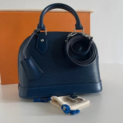 Louis Vuitton Alma BB en cuir épi indigo. SAC DE LUXE DE SECONDE MAIN AUTHENTIQUE CERTIFICAT D'AUTHENTICITE ENTRUPY. SAC DE LUXE D'OCCASION PAS CHER