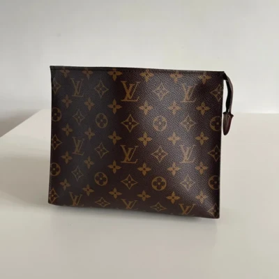 Louis Vuitton poche toilette 26. SAC DE LUXE DE SECONDE MAIN AUTHENTIQUE CERTIFICAT D'AUTHENTICITE ENTRUPY. SAC DE LUXE D'OCCASION PAS CHER