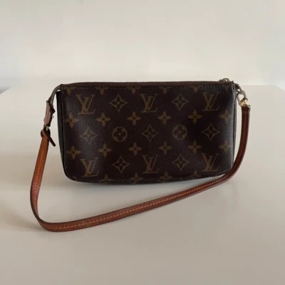 Louis Vuitton pochette accesoires monogram. SAC DE LUXE DE SECONDE MAIN AUTHENTIQUE CERTIFICAT D'AUTHENTICITE ENTRUPY. SAC DE LUXE D'OCCASION PAS CHER