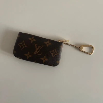 Louis Vuitton pochette-clés monogram. M monogram. SAC DE LUXE DE SECONDE MAIN AUTHENTIQUE CERTIFICAT D'AUTHENTICITE ENTRUPY. SAC DE LUXE D'OCCASION PAS CHER.