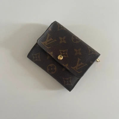 Louis Vuitton portefeuille Anais monogram. Photos des sacs de luxe authentiques de seconde main vendus par Les Trésors de Djen : sacs à main de grandes marques comme Louis Vuitton, Chanel, Dior, Gucci, Saint Laurent en excellent état, 100 % authentiques, à prix avantageux.
