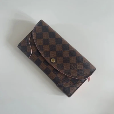 Louis Vuitton portefeuille Caissa damier ébène. sacs de luxe authentiques de seconde main vendus par Les Trésors de Djen : sacs à main de grandes marques comme Louis Vuitton, Chanel, Dior, Gucci, Saint Laurent en excellent état, 100 % authentiques, à prix avantageux.