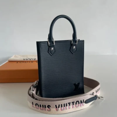 Louis Vuitton sac plat nano en cuir épi noir. PETIT SAC PLAT LOUIS VUITTON. SAC DE LUXE DE SECONDE MAIN AUTHENTIQUE CERTIFICAT D'AUTHENTICITE ENTRUPY. SAC DE LUXE D'OCCASION PAS CHER