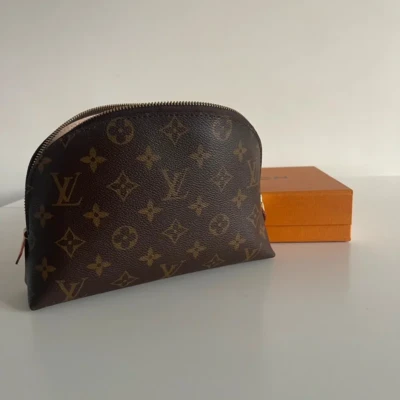 Louis Vuitton trousse de toilette GM monogram. SAC DE LUXE DE SECONDE MAIN AUTHENTIQUE CERTIFICAT D'AUTHENTICITE ENTRUPY. SAC DE LUXE D'OCCASION PAS CHER. Pochette cosmétique MM LV