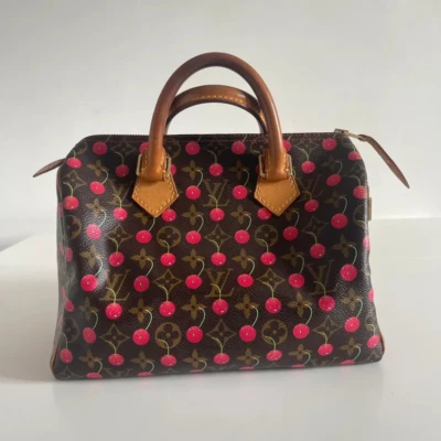 Louis Vuitton x Takashi murakami speedy 25 cerise monogram. SAC DE LUXE DE SECONDE MAIN AUTHENTIQUE CERTIFICAT D'AUTHENTICITE ENTRUPY. SAC DE LUXE D'OCCASION PAS CHER