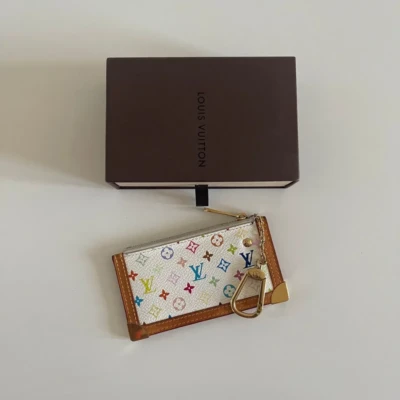 Pochette clés Louis Vuitton X Takashi Murakami 1 Photos des sacs de luxe authentiques de seconde main vendus par Les Trésors de Djen : sacs à main de grandes marques comme Louis Vuitton, Chanel, Dior, Gucci, Saint Laurent en excellent état, 100 % authentiques, à prix avantageux.