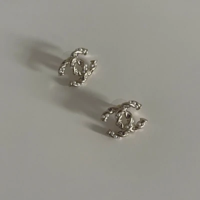 CHANEL boucles d'oreille CC perles et strass roses. Bijoux Chanel. Luxe de seconde main authentique