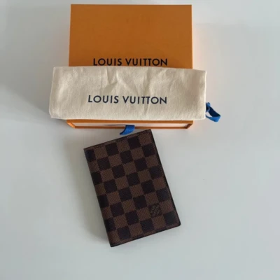 Louis Vuitton couverture pour passeport damier ébène 1 Photos des sacs de luxe authentiques de seconde main vendus par Les Trésors de Djen : sacs à main de grandes marques comme Louis Vuitton, Chanel, Dior, Gucci, Saint Laurent en excellent état, 100 % authentiques, à prix avantageux.