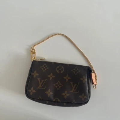 Louis Vuitton mini pochette accessoires monogram. SAC DE LUXE DE SECONDE MAIN AUTHENTIQUE CERTIFICAT D'AUTHENTICITE ENTRUPY. SAC DE LUXE D'OCCASION PAS CHER