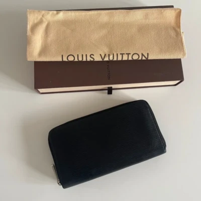 Photos des sacs de luxe authentiques de seconde main vendus par Les Trésors de Djen : sacs à main de grandes marques comme Louis Vuitton, Chanel, Dior, Gucci, Saint Laurent en excellent état, 100 % authentiques, à prix avantageux.