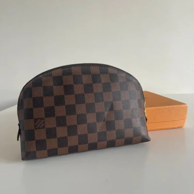 LOUIS VUITTON pochette cosmétique MM damier ébène. SAC DE LUXE DE SECONDE MAIN AUTHENTIQUE CERTIFICAT D'AUTHENTICITE ENTRUPY. SAC DE LUXE D'OCCASION PAS CHER. PETITE MAROQUINERIE LV