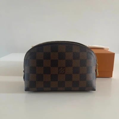 Louis Vuitton pochette cosmétique PM damier ébène. SAC DE LUXE DE SECONDE MAIN AUTHENTIQUE CERTIFICAT D'AUTHENTICITE ENTRUPY. SAC DE LUXE D'OCCASION PAS CHER. PETITE MAROQUINERIE LV