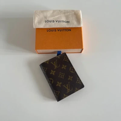 Louis Vuitton porte cartes en toile monogram 1 Photos des sacs de luxe authentiques de seconde main vendus par Les Trésors de Djen : sacs à main de grandes marques comme Louis Vuitton, Chanel, Dior, Gucci, Saint Laurent en excellent état, 100 % authentiques, à prix avantageux.