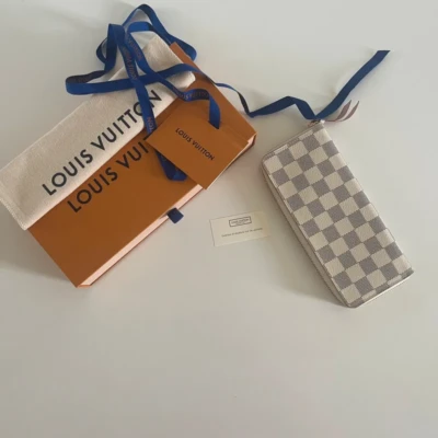 Louis Vuitton portefeuille Clémence damier azur. SAC DE LUXE DE SECONDE MAIN AUTHENTIQUE CERTIFICAT D'AUTHENTICITE ENTRUPY. SAC DE LUXE D'OCCASION PAS CHER. PETITE MAROQUINERIE LV
