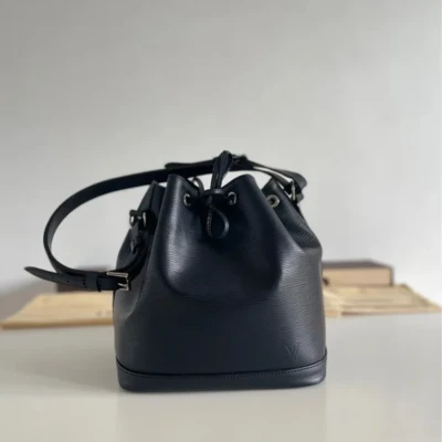 Louis Vuitton sac Noé PM en cuir épi noir. SAC DE LUXE DE SECONDE MAIN AUTHENTIQUE CERTIFICAT D'AUTHENTICITE ENTRUPY. SAC DE LUXE D'OCCASION PAS CHER