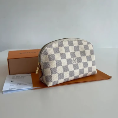 LV pochette cosmétique damier azur 1 Photos des sacs de luxe authentiques de seconde main vendus par Les Trésors de Djen : sacs à main de grandes marques comme Louis Vuitton, Chanel, Dior, Gucci, Saint Laurent en excellent état, 100 % authentiques, à prix avantageux.