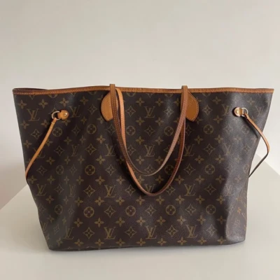 Sac Louis Vuitton Neverfull GM Monogram – Grand cabas de luxe pour femme profil 2 Sac cabas Louis Vuitton Neverfull GM en toile Monogram authentique, spacieux et élégant, idéal pour un usage quotidien ou professionnel