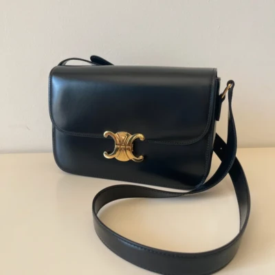 Céline sac triomphe classique en cuir de veau noir. SAC DE LUXE DE SECONDE MAIN AUTHENTIQUE CERTIFICAT D'AUTHENTICITE ENTRUPY. SAC DE LUXE D'OCCASION PAS CHER.
